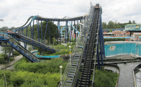 Un parc d’attractions avec une montagne russe et un coin aquatique.