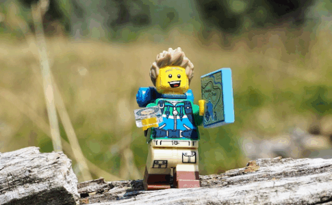 Un personnage de LEGO randonneur dans un décor naturel.