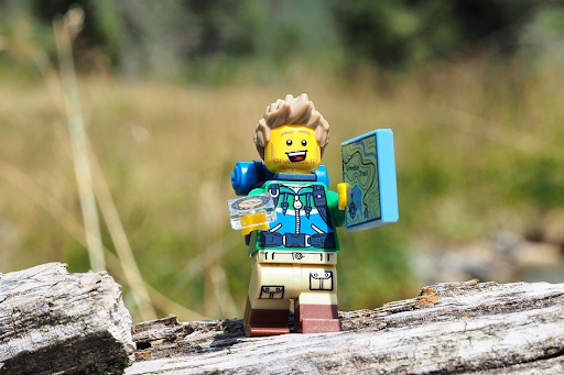 Un personnage de LEGO randonneur dans un décor naturel.