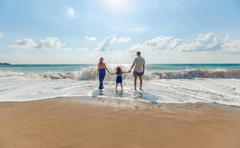 Une famille en vacances au bord de la mer.