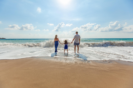 Une famille en vacances au bord de la mer.