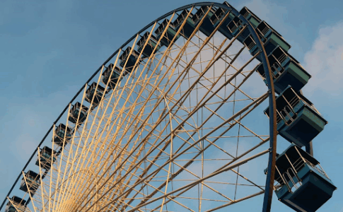 Une grande roue sous un ciel bleu.