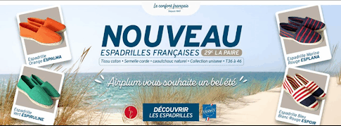 collection d’espadrilles avec fond mer sable et ciel bleu