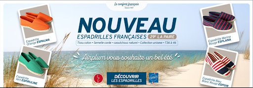 collection d’espadrilles avec fond mer sable et ciel bleu