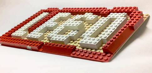 Le logo du groupe LEGO dans une version en briques.