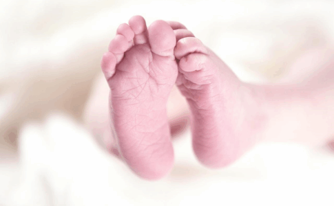Les petits pieds nus d’un nouveau-né.