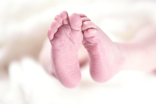 Les petits pieds nus d’un nouveau-né.