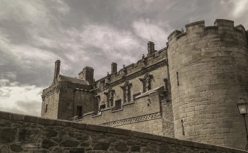 Un château en France sous un ciel couvert.