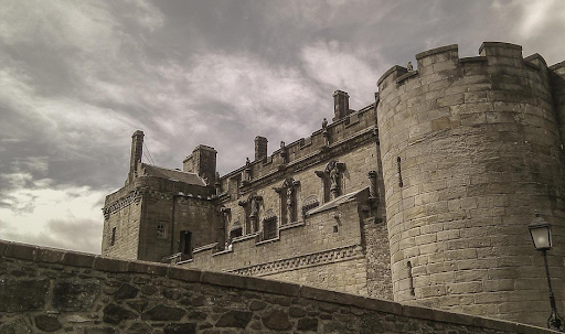 Un château en France sous un ciel couvert.
