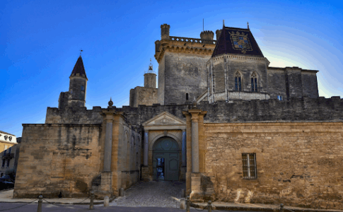 Un domaine royal avec des édifices de pierre en France.