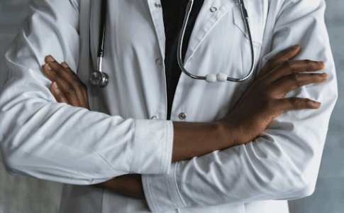 Un médecin portant une blouse blanche.