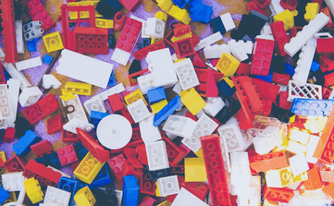 Un tas de briques de LEGO multicolores.