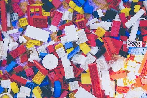 Un tas de briques de LEGO multicolores.