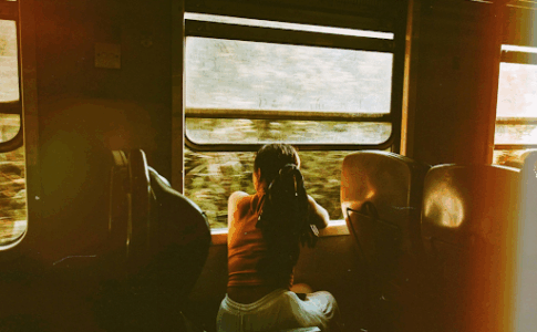 Une femme assise dans un train.