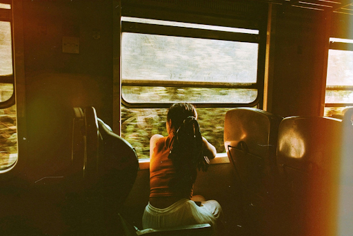Une femme assise dans un train.