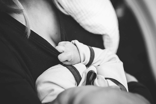Une image en noir et blanc d’un bébé avec sa mère.