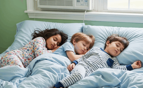 Des enfants qui dorment dans le même lit