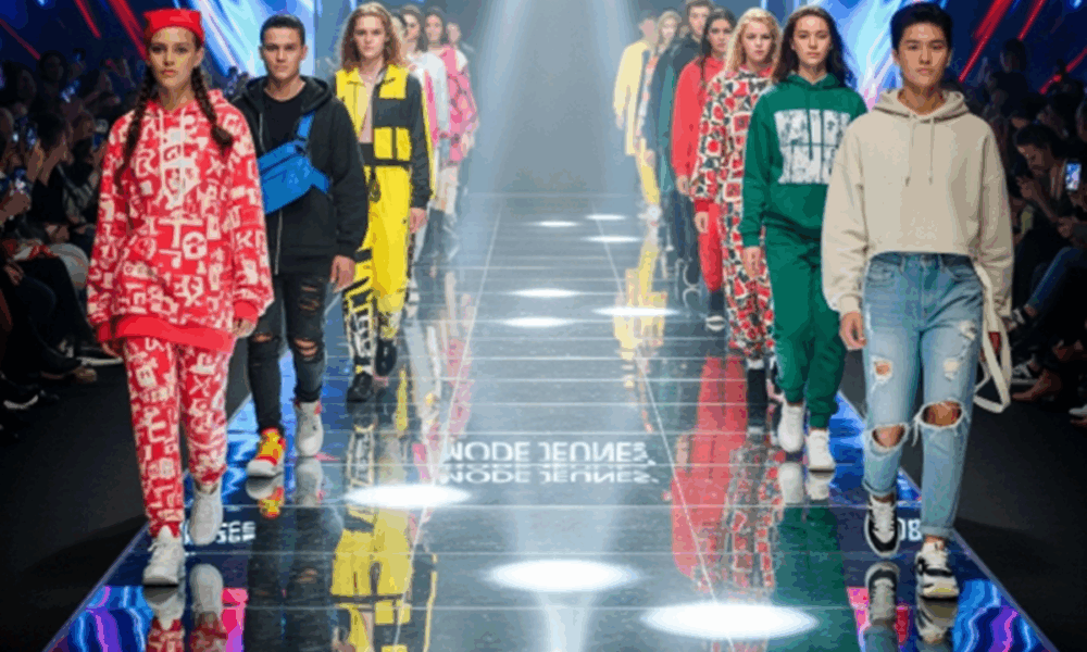 Des jeunes avec des vêtements à la mode