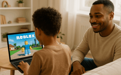 Un enfant joue à Roblox en toute sécurité