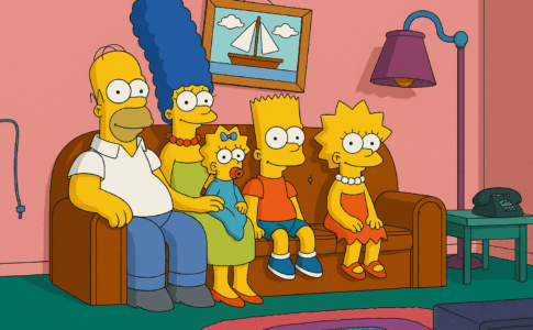 Les Simpson assises sur leur célèbre canapé orange