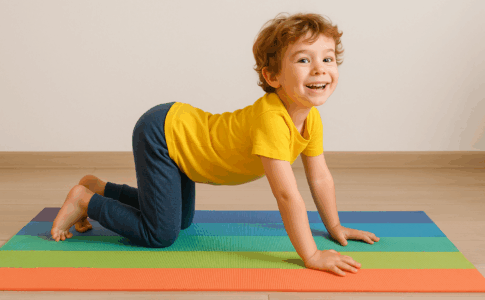 Un garçon souriant exécute des postures de yoga
