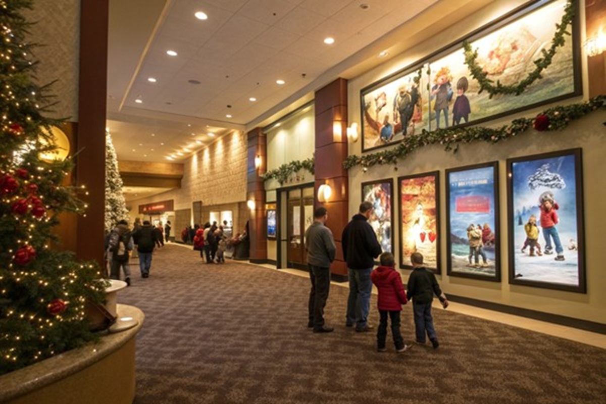Hall de cinéma accueillant les familles pour les sorties de novembre