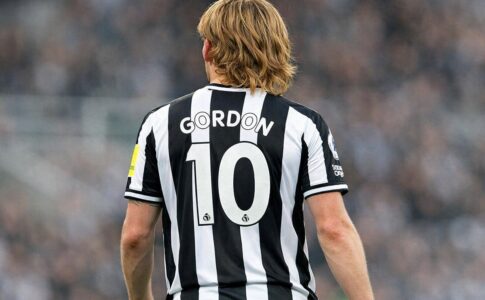 Anthony Gordon avec le maillot de Newcastle