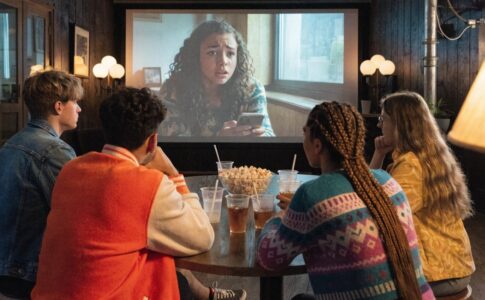 Des amis regardant un film