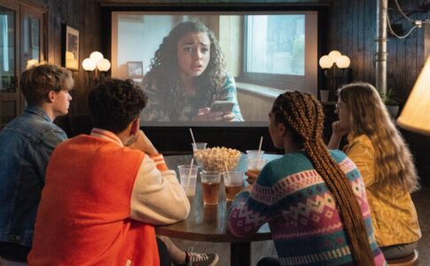 Des amis regardant Drop Game