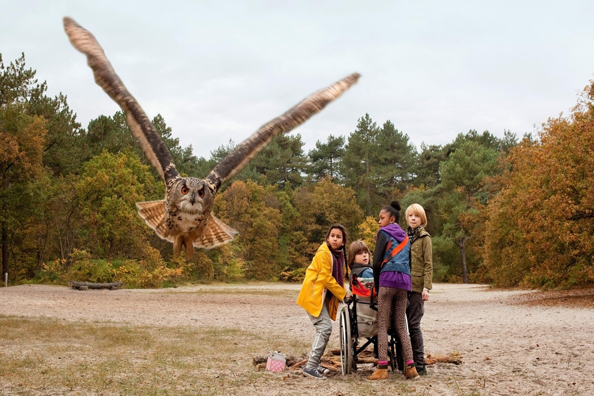 Des enfants dans une plaine 