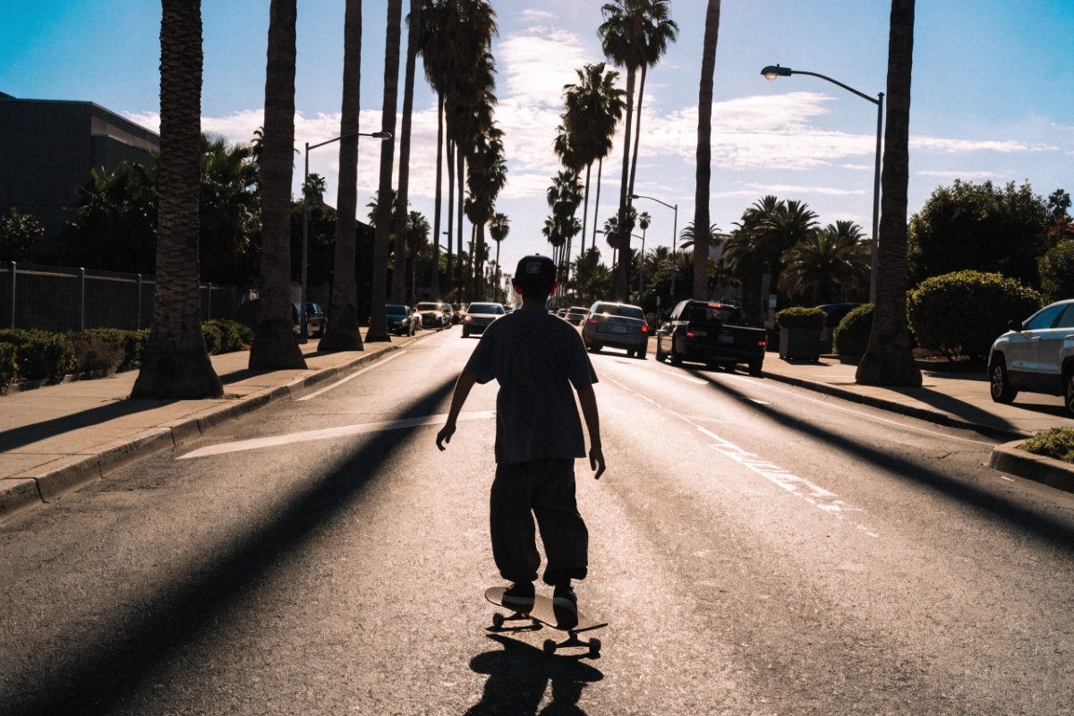 Un adolescent sur une planche de skate