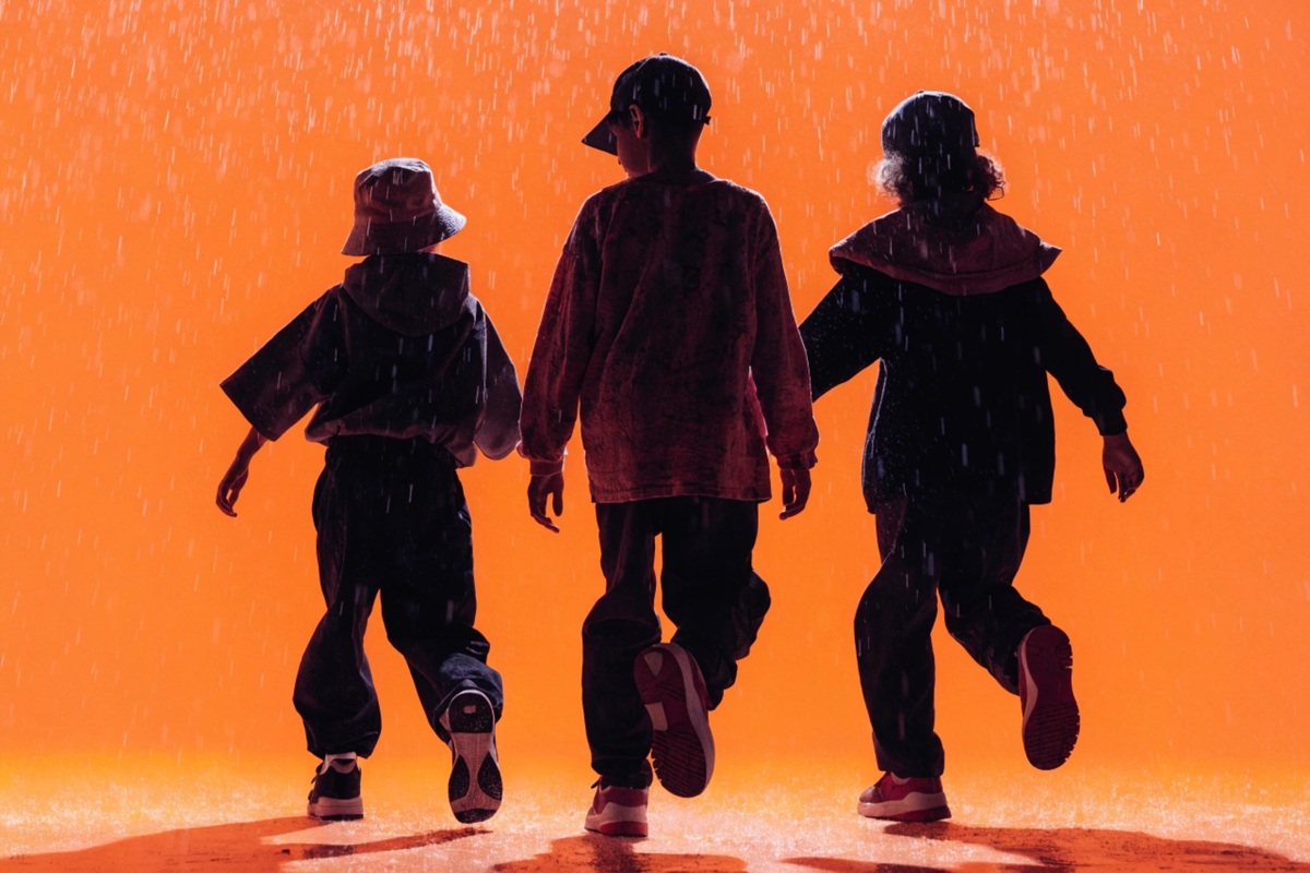Trois enfants sous la pluie