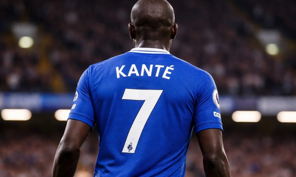 Joueur avec le maillot de N’Golo Kanté