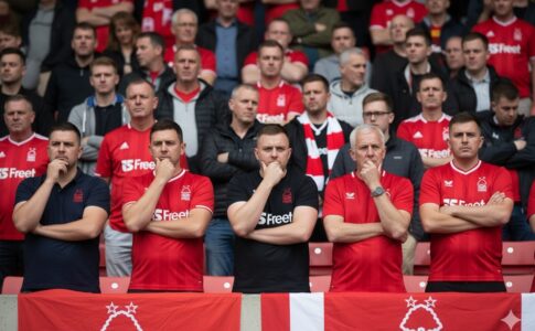 Supporteurs de Nottingham Forest pensifs