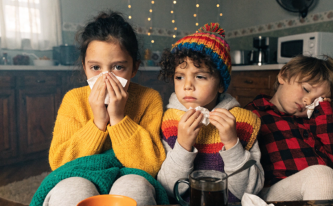 des jeunes enfants pendant la saison grippale