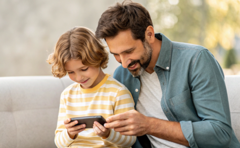 un papa qui explique la géolocalisation à son enfant