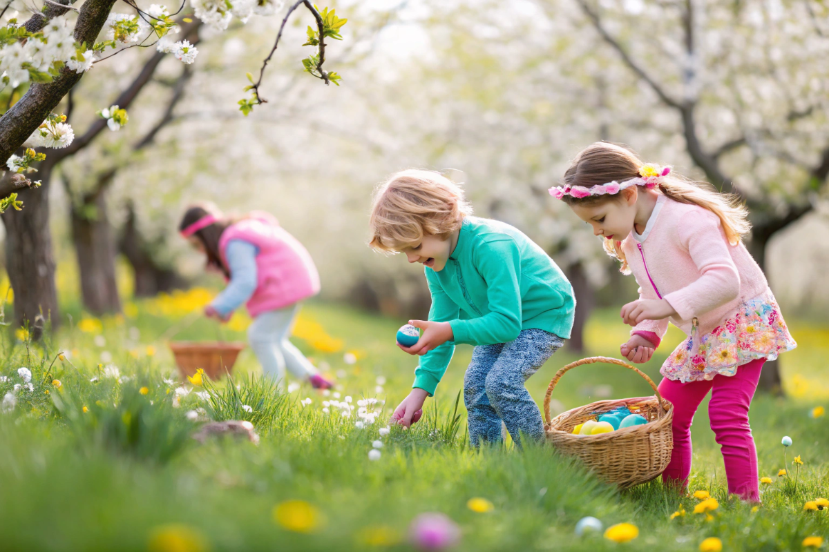 des enfants qui font une activité pour la Pâques