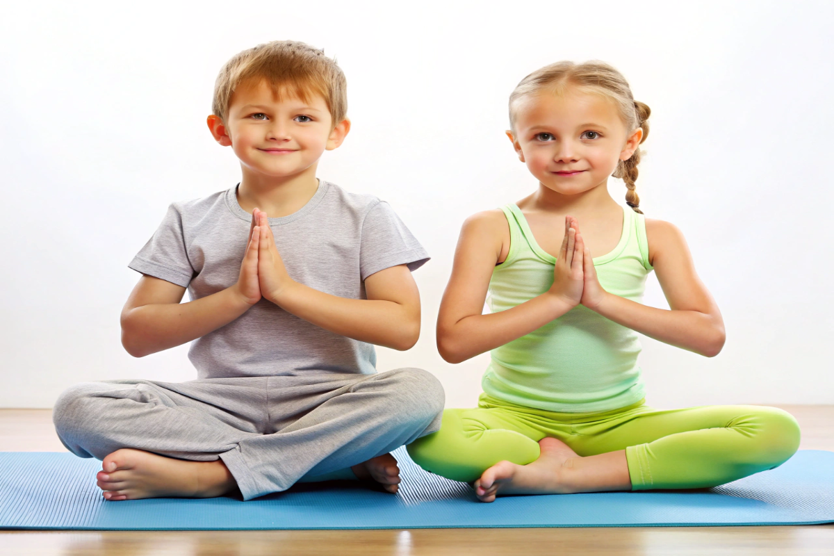 deux enfants qui font du yoga