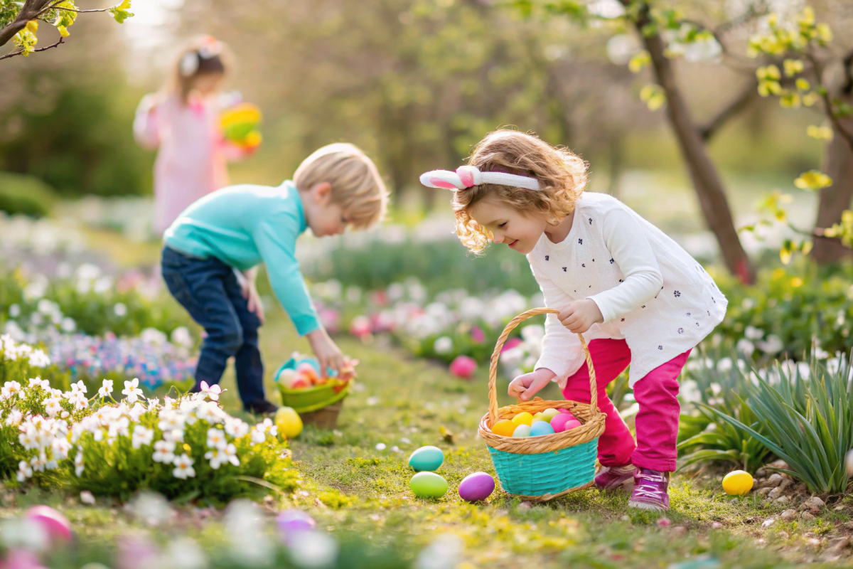 quelques enfants qui font une activité pour la Pâques