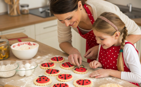 une femme et sa fille qui préparent une tarte aux pommes des coccinelles