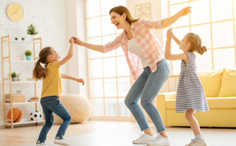 une mère et ses enfants qui pratiquent de la danse