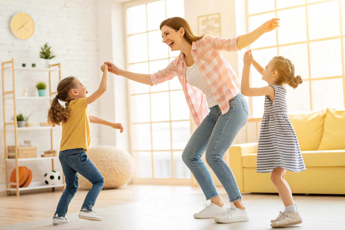 une mère et ses enfants qui pratiquent de la danse
