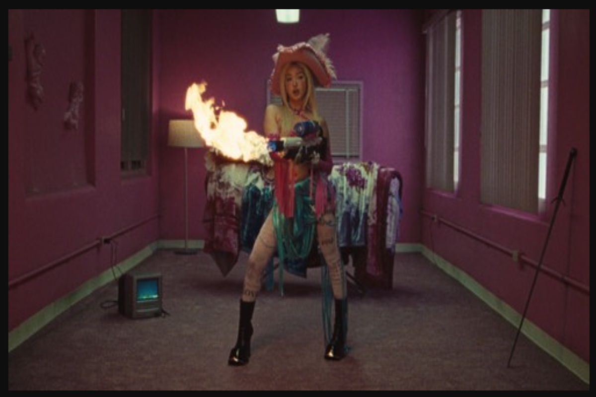Le clip Pinky Up de KATSEYE