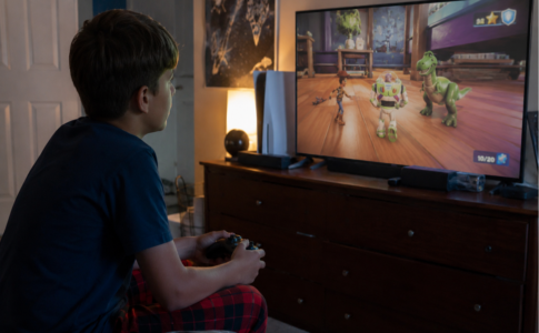 Un enfant qui joue à un jeu similaire à Toy Story