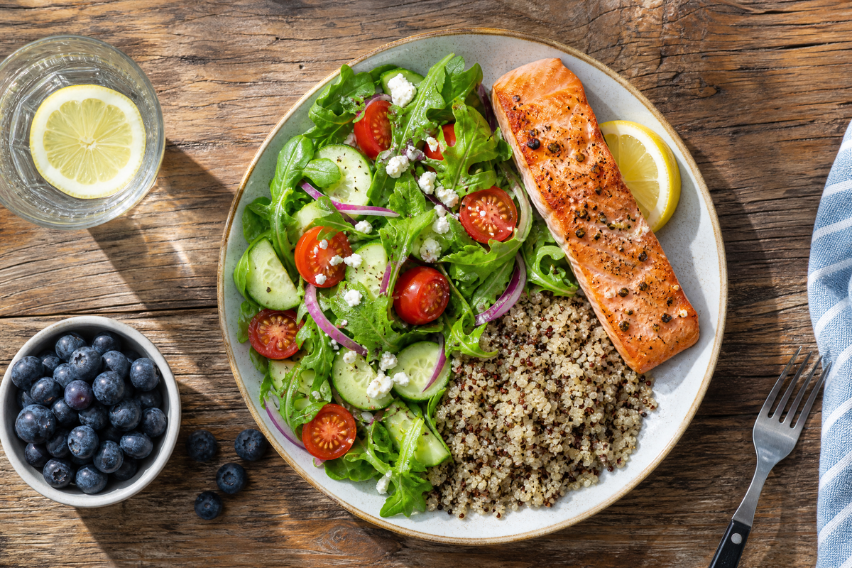 Saumon, quinoa et salade verte pour le système immunitaire.