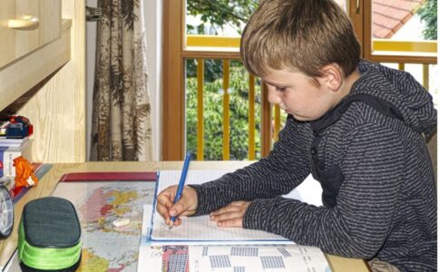 Un enfant faisant ses devoirs