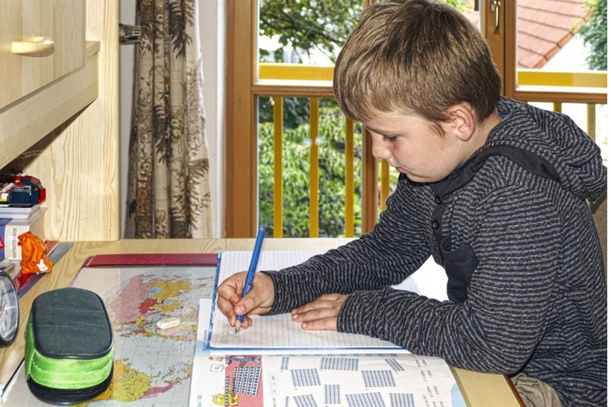 Un enfant faisant ses devoirs