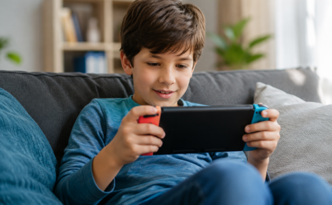 Un enfant qui joue sur une console Nintendo