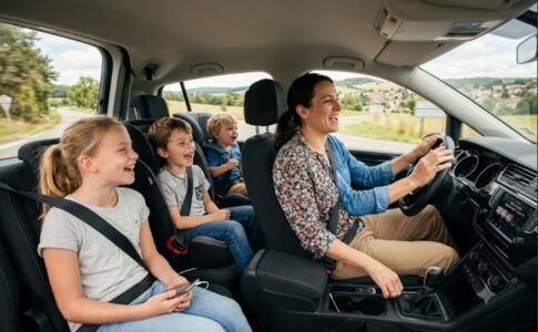 Une famille écoutant de la musique en voiture