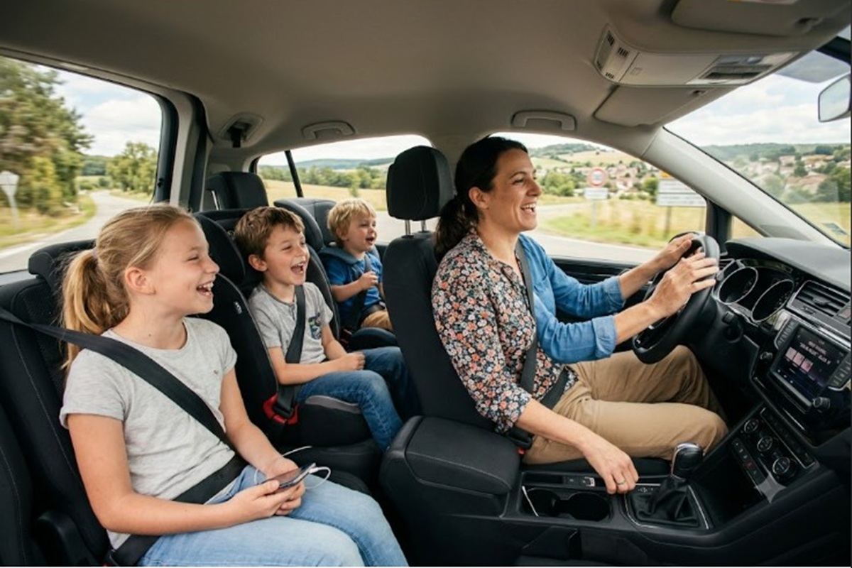Une famille écoutant de la musique en voiture